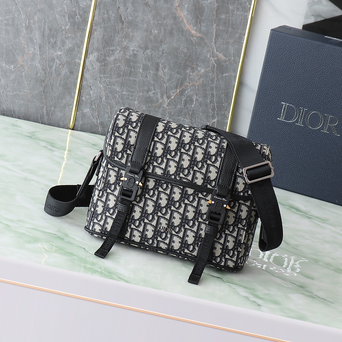 Dior Hit The Road solapa bandolera beige y negro tela de estampado Oblique con piel de becerro granulada negra Referenc…