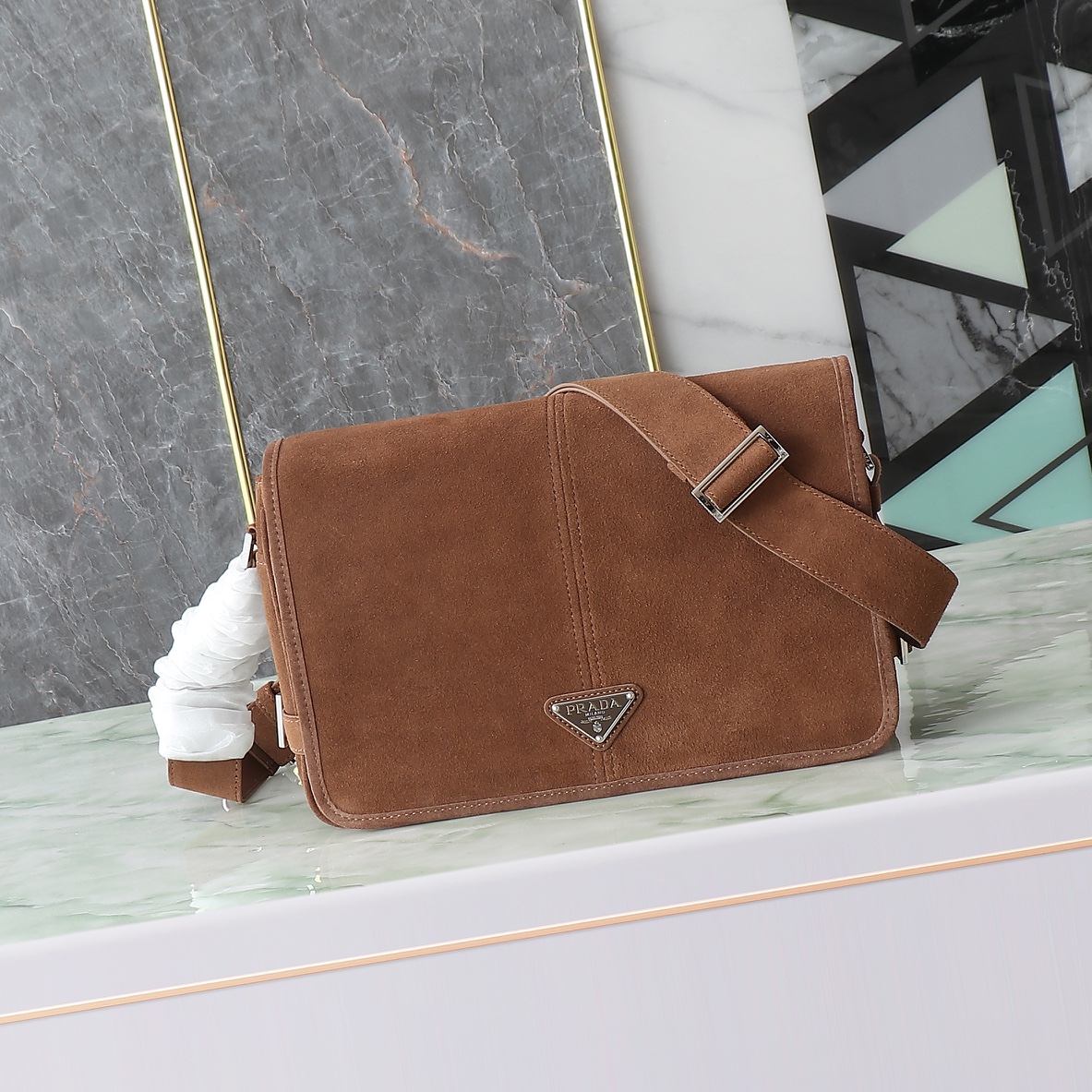 NO:206193,This shoulder bag combines modern charm and practical functions. It has a simple and smooth silhouette. The soft suede leather shows the exquisite feeling. It is matched with exquisite decorative straps and embellishes a unique triangle logo. Model 2VD073_2C4S_F0324_V_OO0·Velcro decorative straps ·Adjustable leather shoulder straps. Maximum length 120 cm - Minimum length 80 cm - Maximum drift length 52 cm - Minimum drift length 30 cm - Coated enamel triangle metal logo flap · Magnetic buckle flap closure · Shoulder straps are equipped with round rings to facilitate the addition of hangers · Back zipper pockets · Internal zipper pockets · Logo printed recycled nylon lining Height: 20cm Width: 30cm Length: 11cm, Prada, prada, shoulder bags19860909这款单肩包兼具现代魅力与实用功能,廓形简约流畅,柔软的绒面皮革尽显精致之感.搭配精美装饰带,点缀以别致的三角形徽标.型号2VD073_2C4S_F0324_V_OO0·搭扣装饰带 ·可调式皮革肩带.最大长度120厘米-最小长度80厘米 - 最大垂长52厘米-最小垂长30厘米·涂珐琅三角形金属徽标翻盖·磁扣翻盖开合 ·肩带配有圆环,方便添加挂饰·背面拉链口袋·内部拉链口袋 ·徽标印花再生尼龙衬里 高度:20cm宽度:30cm长度:11cm,普拉达,prada,shoulder bags,Bag