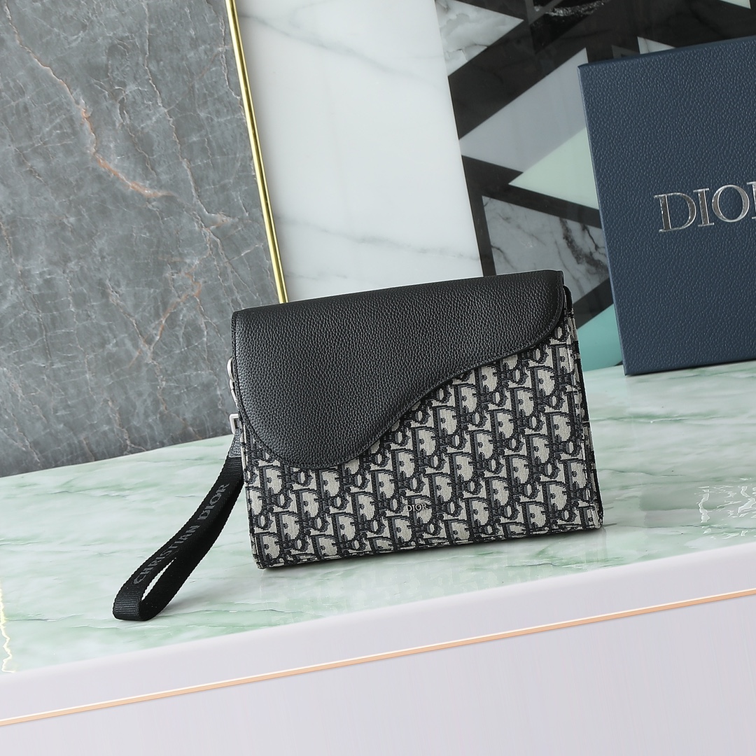 Este bolso de mano triangular A5 es una nueva pieza destacada de Dior. Confeccionado en materiales como la lona Oblique…