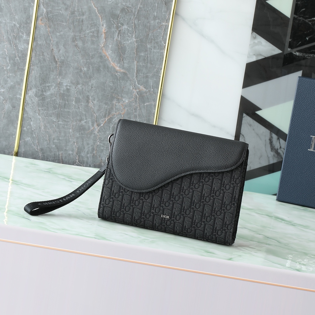 Este bolso de mano triangular A5 es una nueva pieza destacada de Dior. Confeccionado en materiales como la lona Oblique…
