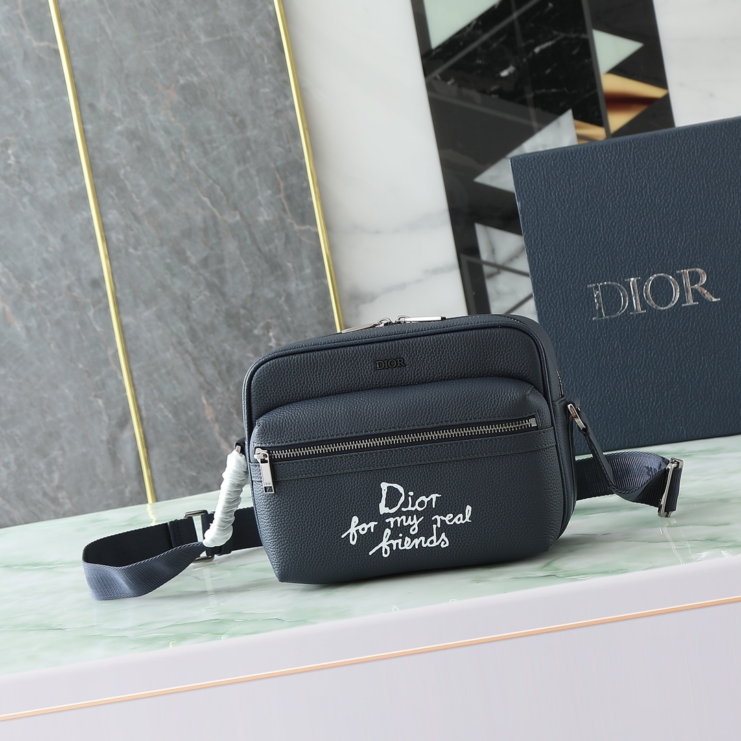 Este mensajero con cremallera Rider 2.0 de la colección exclusiva DIOR AND HYLTON NEL es práctico y refinado, ideal par…
