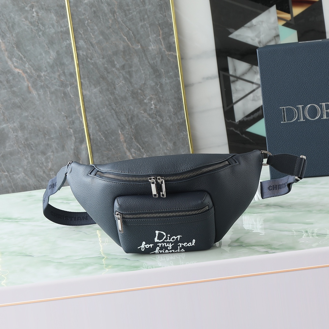 Esta riñonera Rider 2.0 proviene de la colección exclusiva DIOR AND HYLTON NEL. Fabricada con piel de becerro granulada…
