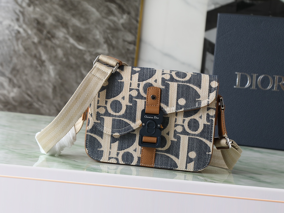 Este bolso tipo bandolera es elegante y sofisticado. Confeccionado cuidadosamente con materiales como el tejido vaquero…