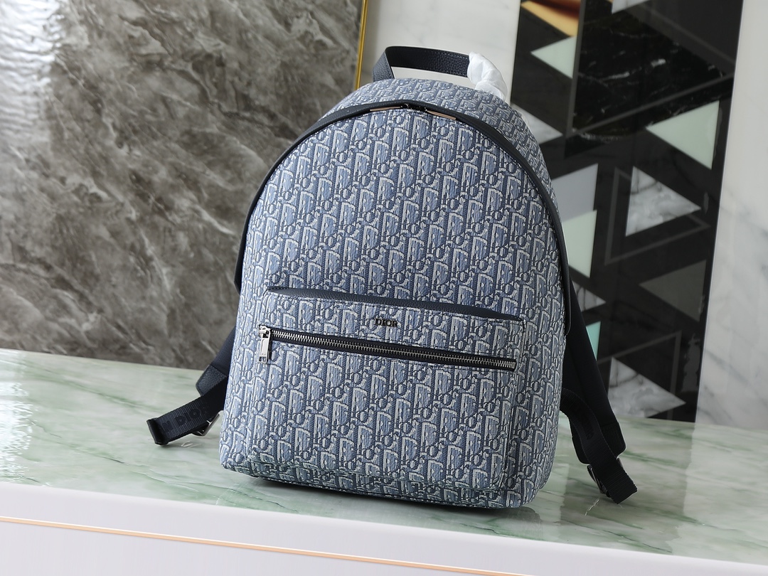 La mochila Rider tiene una silueta sencilla y un estilo clásico, preppy y exuberante. Elegante y moderno, está confecci…