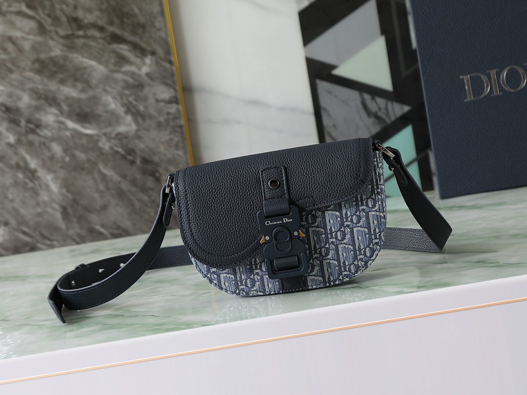 Este bolso tipo bandolera destaca un diseño elegante con solapa, que muestra una elegancia refinada y realza el estilo …