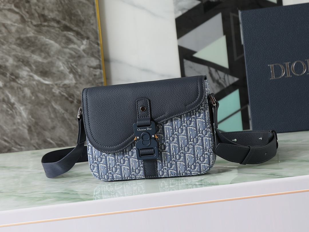 Este bolso tipo bandolera es sofisticado y elegante. Cuidadosamente confeccionado con tela estampada Oblique azul y otr…