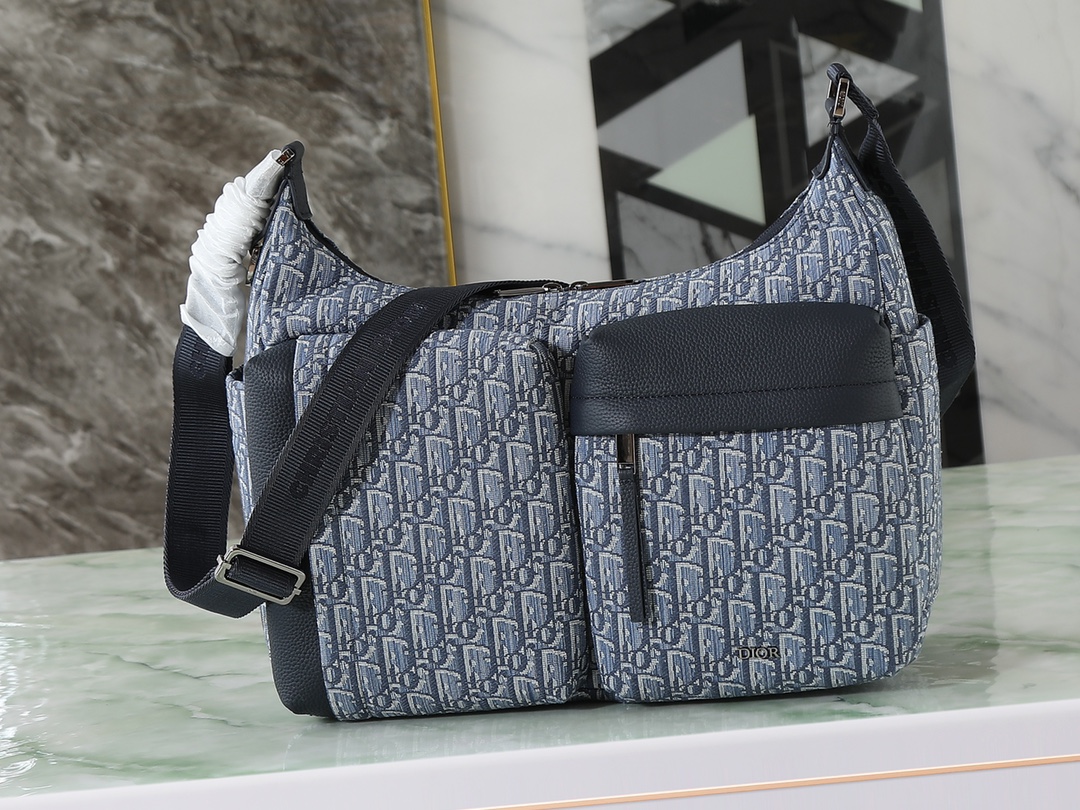 Esta bolsa de bola de masa Rider Soft es un nuevo producto de la serie de ropa masculina de otoño de 2025, que combina …