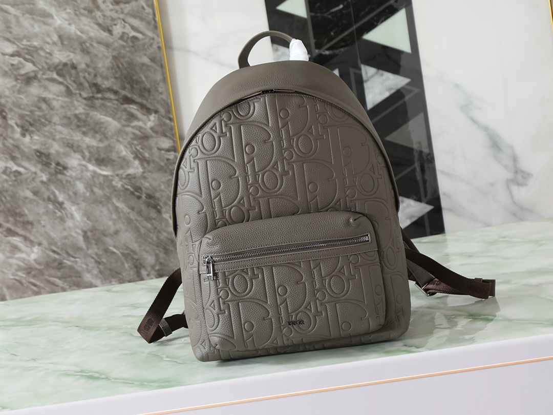 Oferta especial: Esta mochila con cremallera Rider 2.0 es una nueva versión del clásico de Dior. El cuero con efecto es…