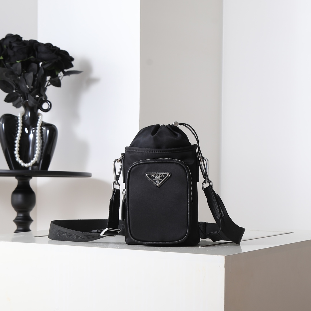 NO:754625,New mobile phone case bag 2ZH155 This mobile phone bag is made of innovative Re-Nylon regenerated nylon, showing a modern urban style. The adjustable nylon webbing shoulder straps and drawstring closure present unique features. The front logo and front pocket design make the upper body very cool and stylish. If you like babies, hurry up and get it. Length 13x height 18cm, Prada [price based on quantity], prada, phone cases19860909新款手机壳包2ZH155 这款手机包采用创新性Re-Nylon再生尼龙打造,展现充满现代感的都市风范.可调式尼龙织带肩带和束绳开合呈现别致特色.正面标志和前幅袋口设计,上身效果非常酷又型.喜欢宝宝们赶紧入手吧 长13x高18cm,普拉达【跑量价】,prada,phone cases,Bag