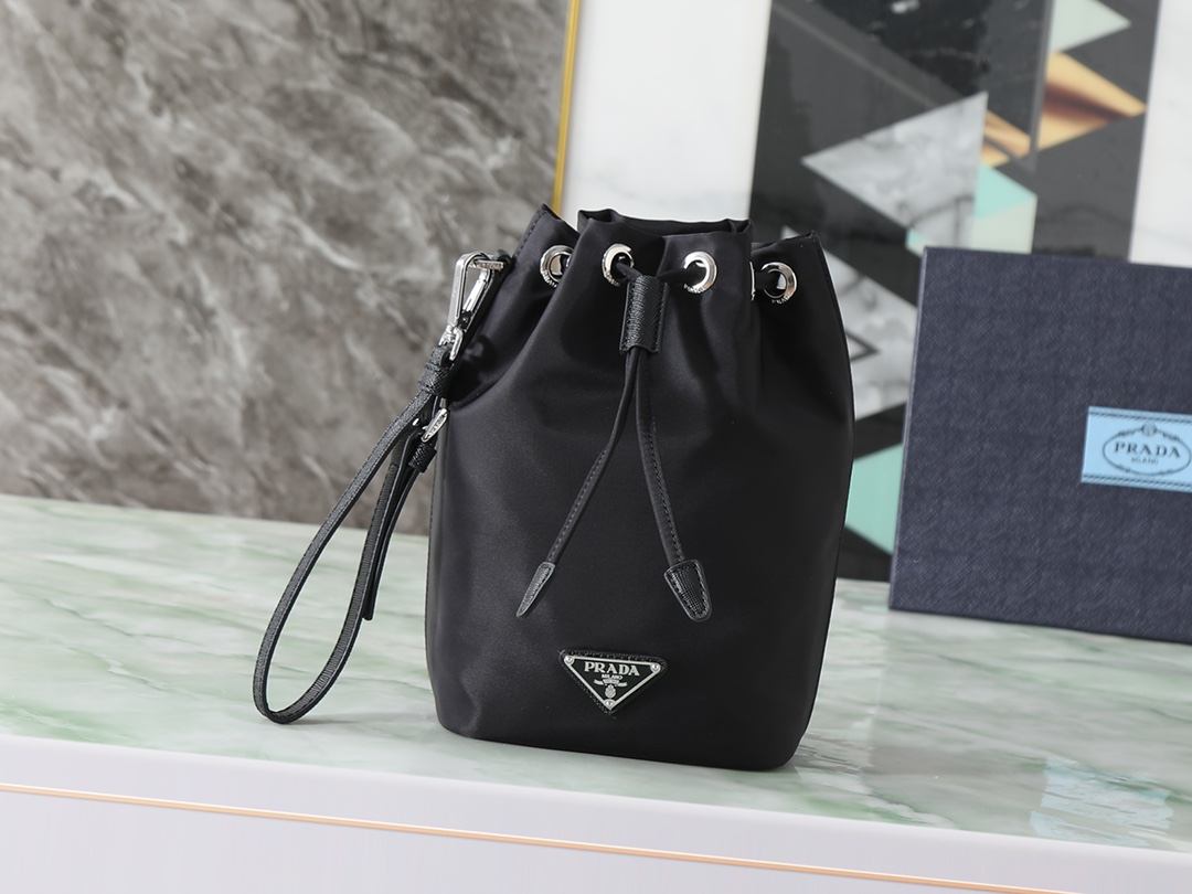 NO:719816,Top original quality with box. Model number 1NS369_R067_F0002. Color black. This model is a cow leather drawstring. The rope universal bag is matched with a detachable leather wrist strap, which highlights the practical style. The selected Prada regenerated nylon fabric is made from recycled marine plastic waste. The product is sold. Care can maintain its original appearance and characteristics, and reduce the impact on the environment. It is recommended not to clean the product too frequently, let it ventilate after each use, and appoint a professional environmentally friendly dry cleaning service company for cleaning.. Drawstring opening and closing. Enamel-coated metal triangle logo. Removable leather wristband Re-Nylon regenerated nylon lining. Width 15.5 cm, height 23 cm, length 10 cm, Prada [price by volume], prada, prada, cowhide19860909顶级原单品质配盒子 型号1NS369_R067_F0002 颜色黑色 此款为牛皮革束带 索繩萬用袋配搭可拆式皮革手腕帶,彰顯實用格調,所選E斤 Prada再生尼龍面料以海洋塑膠廢料回收製造.商品進賣 護理,可以維持其原有的外觀和特性,少對環境的影響建議不要過於頻繁地清洗品,每次使用後讓其通風,委專業的環保乾洗服務公司進行清潔..束绳开合 .涂珐琅金属三角形徽标 .可拆卸皮革腕带 Re-Nylon再生尼龙衬里个 宽度15.5厘米,高度23厘米,长度10厘米,普拉达【跑量价】,prada,prada,cowhide,Bag
