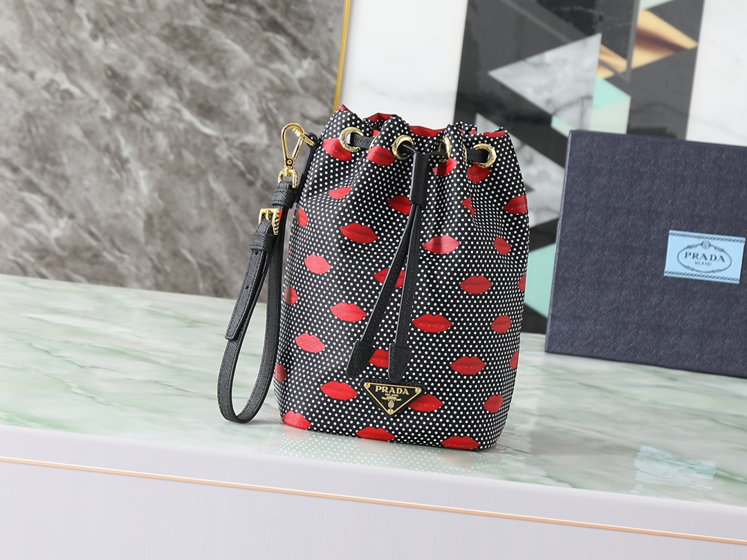 NO:719820,Top original quality with box Model 1NS369_2HFL_F000 Color Black This drawstring clutch bag comes with a detachable wrist strap for practical style. Drawstring closure. Enamel-coated metal triangle logo, detachable wrist strap, lined width 15.5 cm, height 23 cm, length 10 cm, Prada [price based on quantity], prada, handbag19860909顶级原单品质配盒子 型号1NS369_2HFL_F000颜色黑色这款束绳式手拿包配有可拆卸的腕带彰显实用风格. .束绳开合 .涂珐琅金属三角形徽标,可拆卸腕带,带衬里宽度15.5厘米,高度23厘米,长度10厘米,普拉达【跑量价】,prada,handbag,Bag