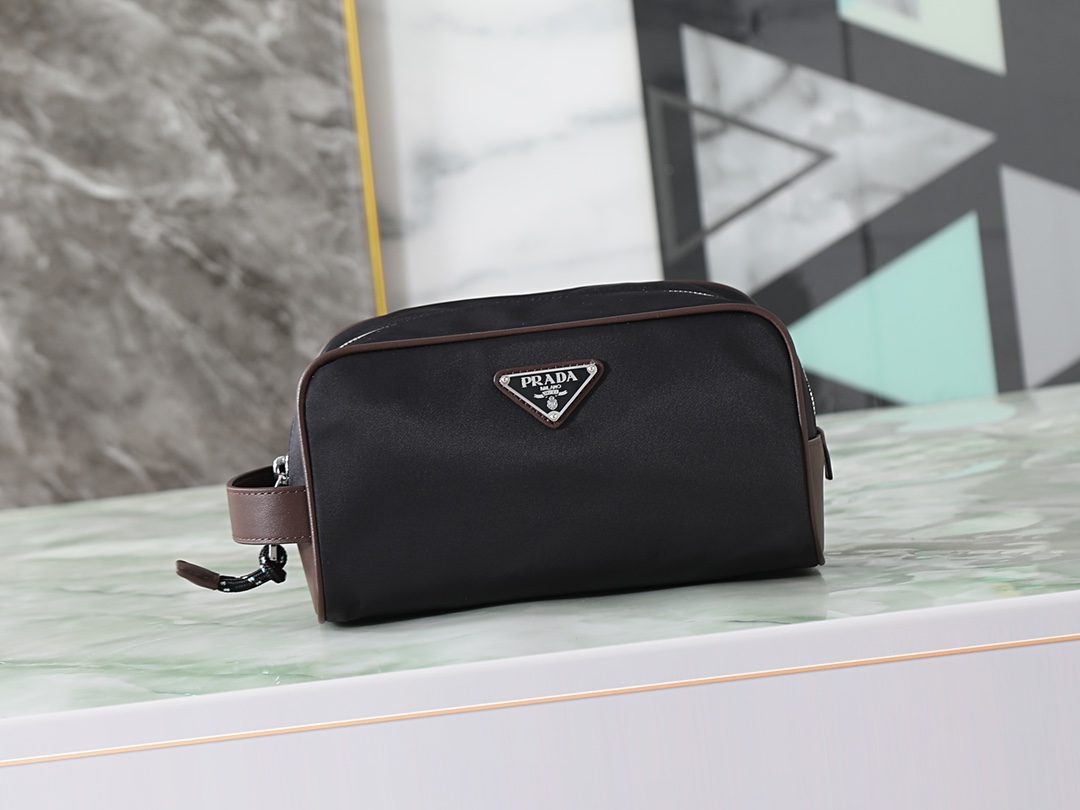 NO:754674,Model 2NA002_2HE1_F0008 Compact yet spacious, this refined and functional Re-Nylon accessory features exterior and interior zippered pockets. Technical details inspired by the outdoor world complete the leather-trimmed clutch embellished with the iconic triangle logo. .With handle .Enameled triangle logo in metal.Zip closure .1 zippered exterior pocket .Zipped interior pocket .Lined  Width 22 cm, height 12.5 cm, length 11 cm, Prada [price based on quantity], prada, handbag19860909型号2NA002_2HE1_F0008 这款精致实用的Re-Nylon配饰设计紧凑却空间充裕,配有外部和内部拉链口袋.技术细节灵感源自户外世界,完善了饰有标志性三角形徽标的皮革饰边手拿包. .带手提柄 .涂珐琅三角形金属徽标.拉链开合 .1个拉链外袋 .拉链内袋 .带衬里 宽度22厘米,高度12.5厘米,长度11厘米,普拉达【跑量价】,prada,handbag,Bag