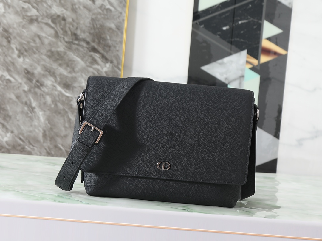 NO:754686,This CD Icon messenger bag is a new addition to the 2025 winter men's collection, with a simple design that showcases Dior's exquisite craftsmanship. It is carefully crafted from black matte grained cow leather and is decorated with a black metal-clad CD Icon logo on the front. It has a D-shaped ring to hang a leather luggage tag, and the tag is embellished with a CD embossed logo to enhance the style. The design is practical, with front and back slip pockets, a large main compartment to store various daily necessities, and the CD lining is inspired by Dior  Tailor-made craftsmanship. Classic style, with adjustable strap, can be carried on the shoulder or cross-body, complementing various items. Size 32 x 23 x 9 cm Number: 1ICPO402ICO_, Prada [price in quantity], dior, prada, cowhide19860909这款 CD Icon 信使包是二零二五冬季男装系列新品,简约设计,彰显 Dior 精湛工艺.采用黑色哑光粒面牛皮革精心制作,正面饰以黑色金属覆层 CD Icon 标志,搭配 D 形饰环可悬挂皮革行李标牌,标牌点缀以 CD 压花标志提升格调.设计实用,搭配正面和背面插袋,宽大主隔层可收纳各种日常用品,CD 里料灵感源自 Dior 的精裁工艺.款式经典,搭配可调节带,可肩背或斜挎,与各式单品相得益彰. 尺寸32 x 23 x 9 厘米 编号: 1ICPO402ICO_,普拉达【跑量价】,dior,prada,cowhide,Bag