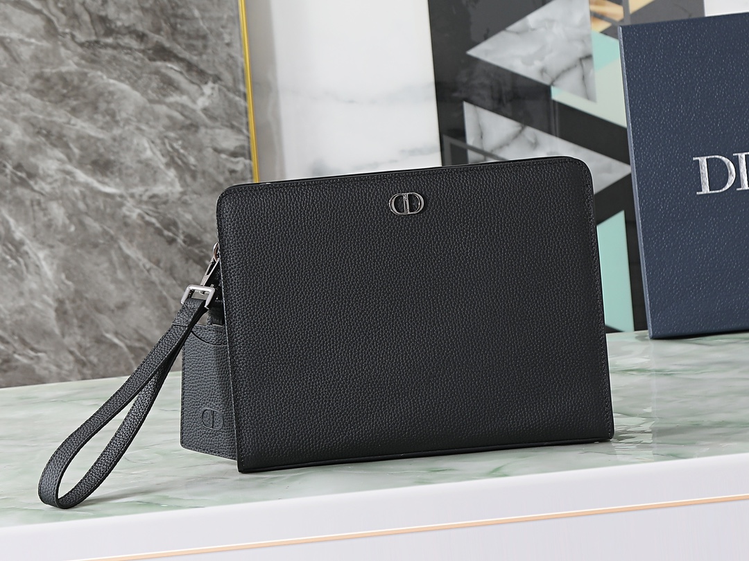 NO:754690,This CD Icon A5 triangular clutch bag is a new addition to the 2025 winter men's collection. Its simple design reflects Dior's extraordinary craftsmanship. It is crafted from black matte grained cow leather and is decorated with a black metal-coated copper alloy CD Icon logo on the front to enhance the style. A D-shaped ring hangs a leather luggage tag and is embellished with a CD debossed logo to enhance the style. The large zippered compartment is suitable for storing mobile phones, and there are also slip pockets and CDs inspired by Dior's tailoring spirit.  The lining is more sophisticated. It is equipped with a detachable grained calfskin wristband, which can be carried by hand or put in a handbag. Main body of calfskin. Lining of technical fabrics, cotton, calfskin. Zippered main compartment. Internal slip pocket. D-shaped ring with leather luggage tag embellished with CD debossed logo. Grained calfskin leather wristband with lobster clasp. Black metal-coated copper alloy CD Icon logo on the front. Dior embossed logo on the interior. Dust bag included. No.:  2ICCA589ICO Dimensions 27 x 20 x 6.5 cm (length x height x width) Main compartment can store all types of mobile phones Dimensions and weight details may vary depending on product material, Prada [price based on quantity], dior, prada, handbag, cowhide19860909这款 CD Icon A5 三角形手拿包是二零二五冬季男装系列新品,简约的设计彰显 Dior 非凡的精湛工艺.采用黑色哑光粒面牛皮革精心制作,正面饰以黑色金属覆层铜合金 CD Icon 标志提升格调,D 形饰环悬挂皮革行李标牌,点缀以 CD 凹印标志提升格调.宽大的拉链隔层适合收纳手机,另外还设有插袋和灵感源自 Dior 精裁精神的 CD 里料,更显精致.搭配可拆卸的粒面牛皮革腕带,可手提或放入手袋中. 主体牛皮革 里料科技面料,棉,牛皮革 拉链主隔层 内部插袋 D 形饰环搭配点缀以 CD 凹印标志的皮革行李标牌 粒面牛皮革腕带搭配龙虾扣 正面黑色金属覆层铜合金 CD Icon 标志 内部饰有 Dior 压花标志 内含防尘袋 编号: 2ICCA589ICO 尺寸27 x 20 x 6.5 厘米（长 x 高 x 宽） 主隔层可收纳各类手机 尺寸和重量详情可能因产品材质而有所不同,普拉达【跑量价】,dior,prada,handbag,cowhide,Bag
