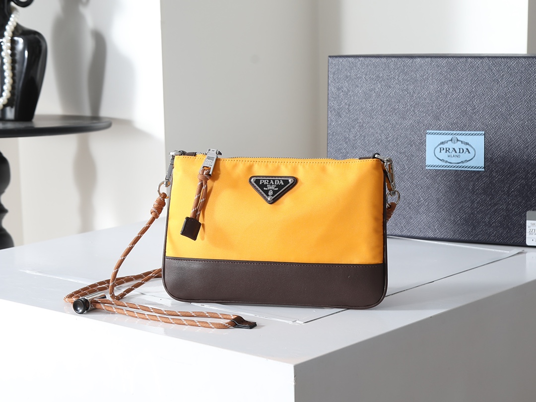 NO:880292,New 2ZT073 Amber This Re-Nylon smartphone case is compact and functional. This accessory is decorated with rope details and comes with a practical removable shoulder strap. Zipper closure. Enamel-coated triangle metal logo. Adjustable removable web strap. Width 22 cm, height 14 cm. Prada [price in volume], prada, phone cases19860909新款2ZT073 琥珀色 这款Re-Nylon智能手机壳,设计紧凑且功能实用.这款配饰采用绳索细节装饰,配有实用的可拆卸肩带. .拉链开合 .涂珐琅三角形金属徽标 可调式可拆卸织带肩带 宽度22厘米,高度14厘米,普拉达【跑量价】,prada,phone cases,Bag