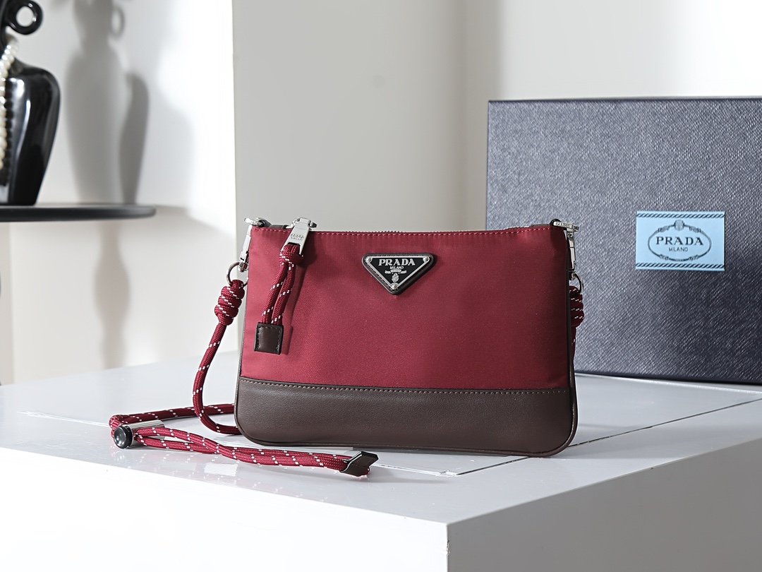 NO:880302,New 2ZT073 Burgundy This Re-Nylon smartphone case is compact and functional. This accessory is decorated with rope details and comes with a practical detachable shoulder strap. Zipper closure. Enamel-coated triangle metal logo. Adjustable detachable web strap. Width 22 cm, height 14 cm. Prada [price in volume], prada, phone cases19860909新款2ZT073 酒红色 这款Re-Nylon智能手机壳,设计紧凑且功能实用.这款配饰采用绳索细节装饰,配有实用的可拆卸肩带. .拉链开合 .涂珐琅三角形金属徽标 可调式可拆卸织带肩带 宽度22厘米,高度14厘米,普拉达【跑量价】,prada,phone cases,Bag
