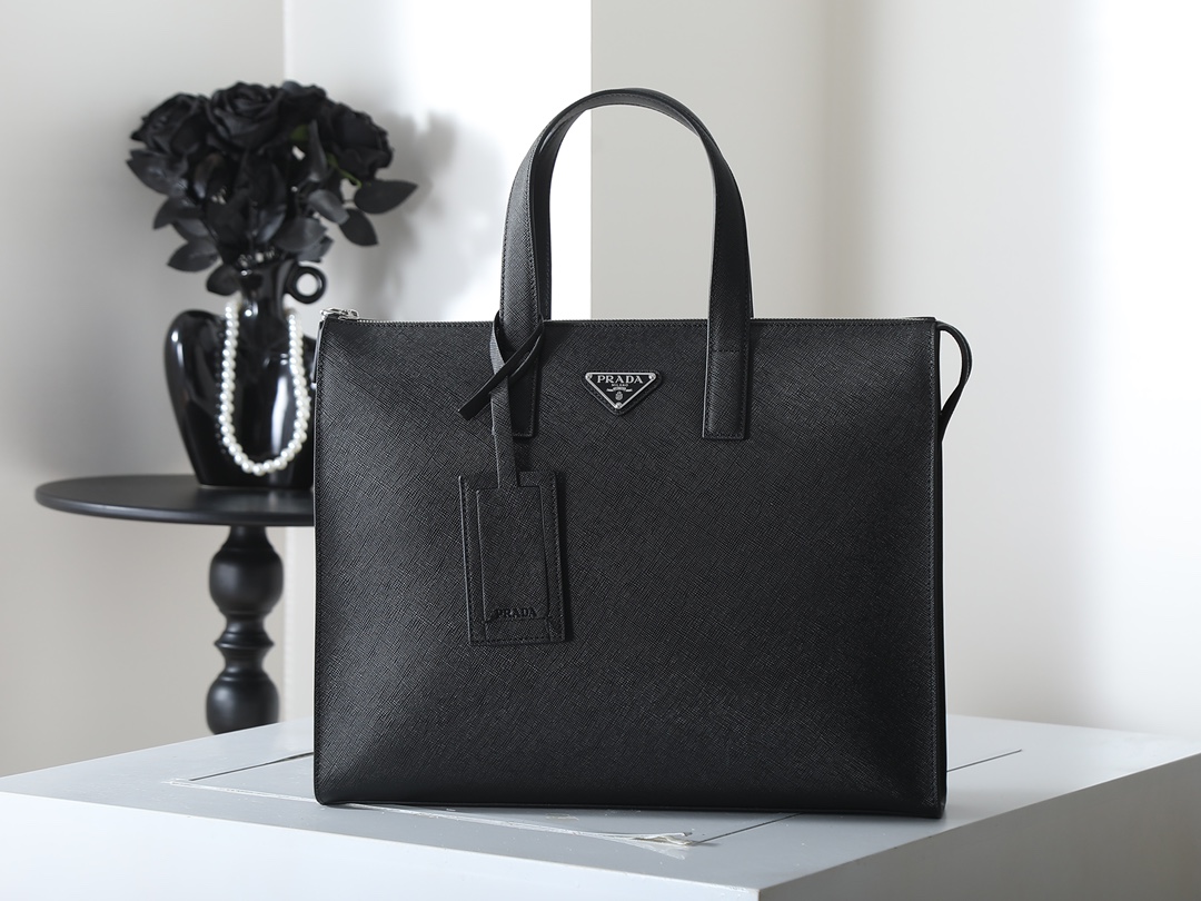 NO:852489,New briefcase 2VG039 This simple tote bag combines modernism and classicism. It is decorated with a triangular logo and imported cross patterns, which has a striking brand style. It is simple and elegant. Men, hurry up and get it. It is another popular style that will never go out of style. Length 40x height 40x bottom 9cm, Prada [price by volume], prada, totes19860909新款公文包2VG039 这款简约的托特包融现代主义和古典主义于一身,饰以三角形徽标,采用进口十字纹,颇具醒目的品牌格调.简约又大气,男士们,赶紧入手吧,又是一款永久不过时爆款 长40x高40x底9cm,普拉达【跑量价】,prada,totes,Bag