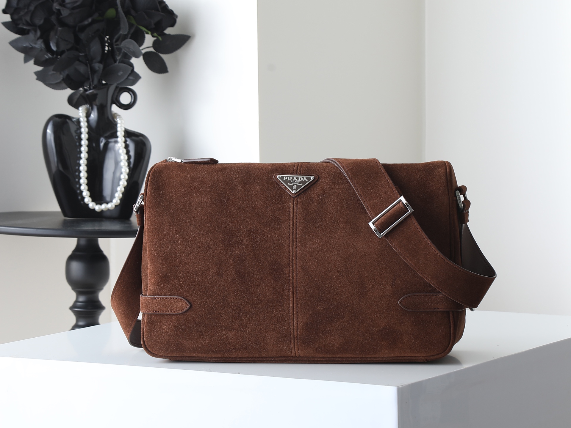 NO:895614,New messenger bag 2VH187 leather dark brown. This shoulder bag is carefully made of imported leather. It has a smooth and simple silhouette with exquisite details and is decorated with a unique triangle logo. It is fashionable and versatile. The adjustable leather shoulder strap is another popular style that will never go out of style. Handsome guys, hurry up and get it. Length 35x height 22x bottom 12cm, Prada [price based on quantity], prada, shoulder bags19860909新品邮差包2VH187皮深棕色 这款单肩包选用进口皮革精心制作,流畅简约的廓形搭配精致细节,饰以独特的三角形徽标,时尚百搭.可调式皮革肩带,又是一款永久不过时爆款帅哥们,赶紧入手吧 长35x高22x底12cm,普拉达【跑量价】,prada,shoulder bags,Bag