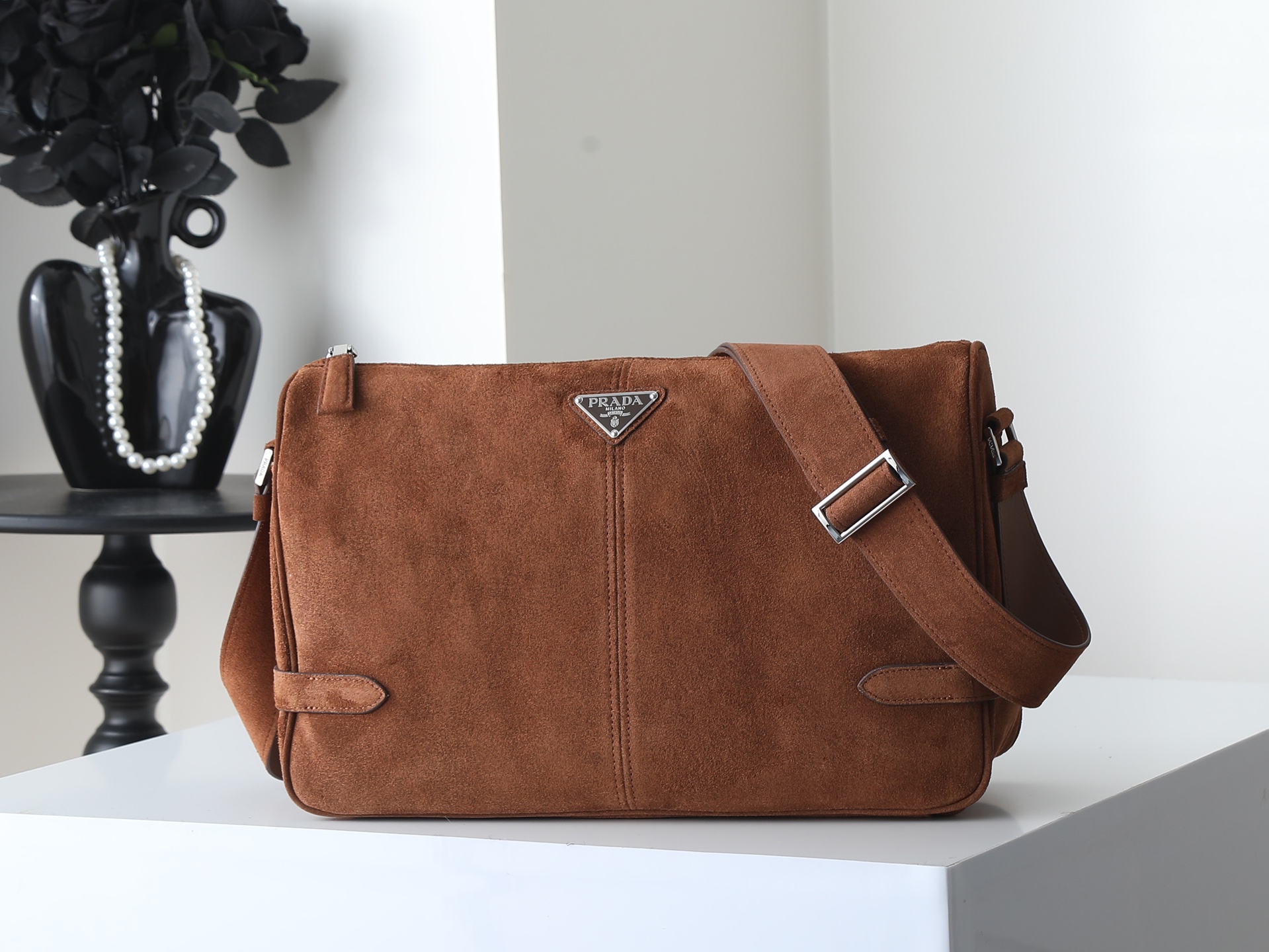 NO:895617,New messenger bag 2VH187 leather cocoa brown. This shoulder bag is carefully made of imported leather. It has a smooth and simple silhouette with exquisite details and is decorated with a unique triangle logo. It is fashionable and versatile. The adjustable leather shoulder strap is another popular style that will never go out of style. Handsome guys, hurry up and get it. Length 35x height 22x bottom 12cm, Prada [price based on quantity], prada, shoulder bags19860909新品邮差包2VH187皮可可棕 这款单肩包选用进口皮革精心制作,流畅简约的廓形搭配精致细节,饰以独特的三角形徽标,时尚百搭.可调式皮革肩带,又是一款永久不过时爆款帅哥们,赶紧入手吧 长35x高22x底12cm,普拉达【跑量价】,prada,shoulder bags,Bag