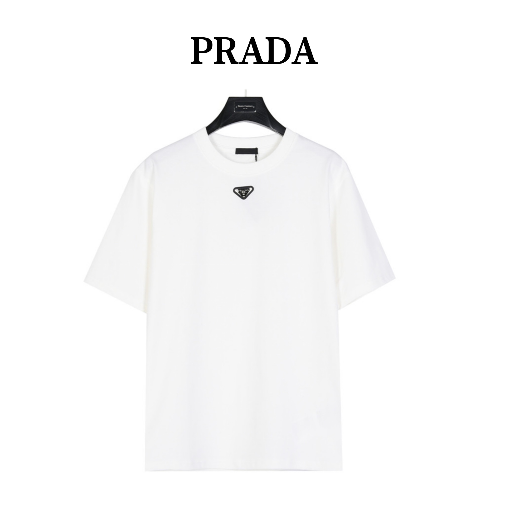 (支持放店) PRADA/普拉达 领口金属三角标镶嵌短袖T恤 简约百搭经典~神T金属三角标胸前小口袋设计,简约又高级的设计! 采用260g双纱纯棉面料,洗水后达280g高克重,~亲肤感巨好~男女同款! 宽松版型 颜色:黑色 白色