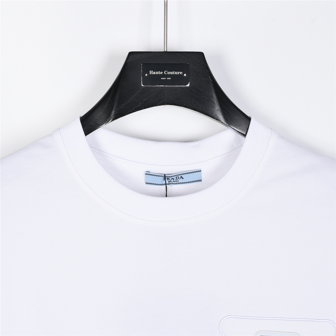 Prada/普拉达 金属三角标及贴布刺绣短袖T恤白色-Chinese UA Cheap High Quatity Brand Clothes Bags handbags Sneakers wholesale wholesaler seller from China Factory suppliers Fashion Clothing Shoes best Quality Beautiful Price Prada/普拉达 金属三角标及贴布刺绣短袖T恤白色
