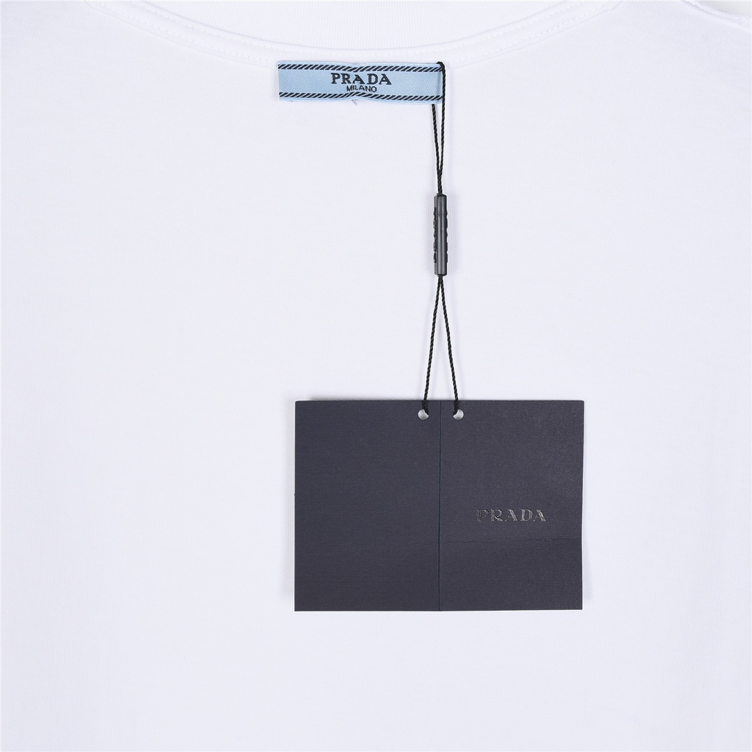 Prada/普拉达 金属三角标及贴布刺绣短袖T恤白色-Chinese UA Cheap High Quatity Brand Clothes Bags handbags Sneakers wholesale wholesaler seller from China Factory suppliers Fashion Clothing Shoes best Quality Beautiful Price Prada/普拉达 金属三角标及贴布刺绣短袖T恤白色
