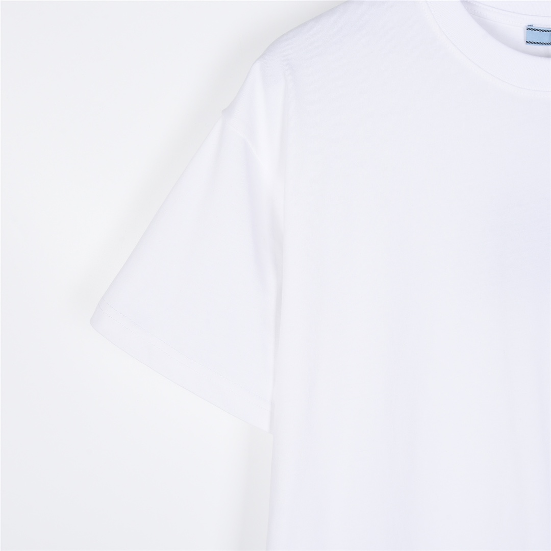 Prada/普拉达 金属三角标及贴布刺绣短袖T恤白色-Chinese UA Cheap High Quatity Brand Clothes Bags handbags Sneakers wholesale wholesaler seller from China Factory suppliers Fashion Clothing Shoes best Quality Beautiful Price Prada/普拉达 金属三角标及贴布刺绣短袖T恤白色