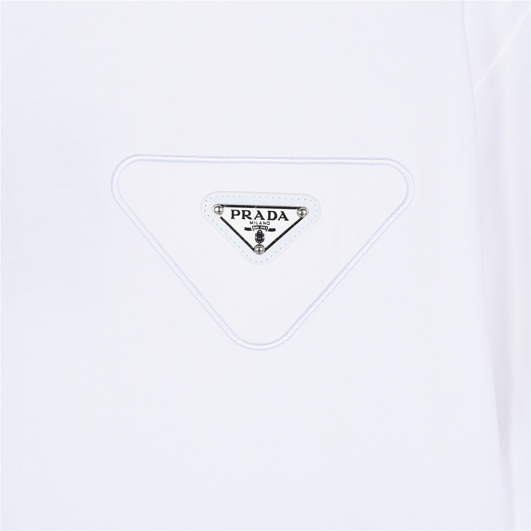 Prada/普拉达 金属三角标及贴布刺绣短袖T恤白色-Chinese UA Cheap High Quatity Brand Clothes Bags handbags Sneakers wholesale wholesaler seller from China Factory suppliers Fashion Clothing Shoes best Quality Beautiful Price Prada/普拉达 金属三角标及贴布刺绣短袖T恤白色