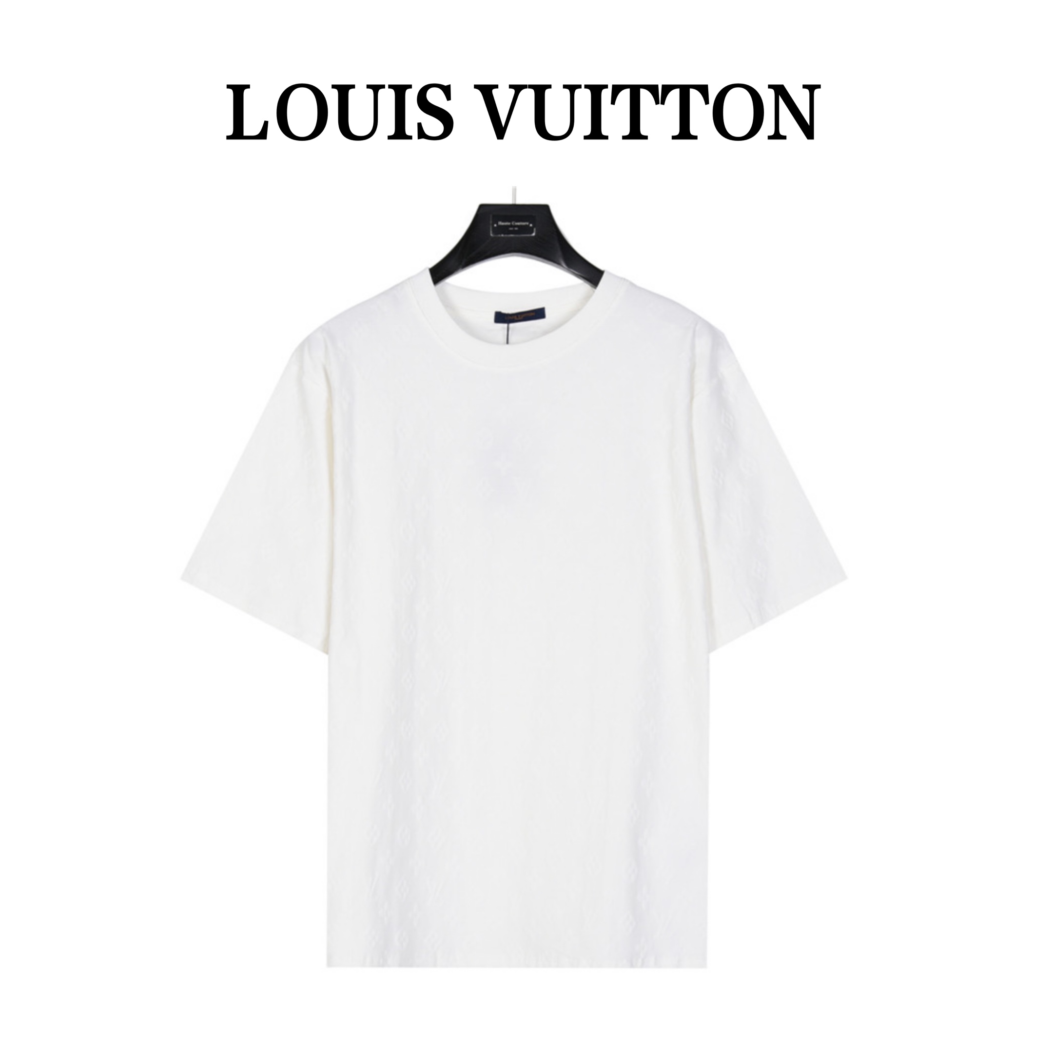 (支持放店) LouisVuitton/路易威登 25ss 满印老花暗纹提花短袖T恤 定制老花提花爽滑面料 质感舒适度都是拉满的 上身简约百搭, 手感非常舒服 超级百搭好看的一款短袖, 让你走在路上成为一道靓丽的风景线,各大明星网红同款. 颜色: 黑色、白色
