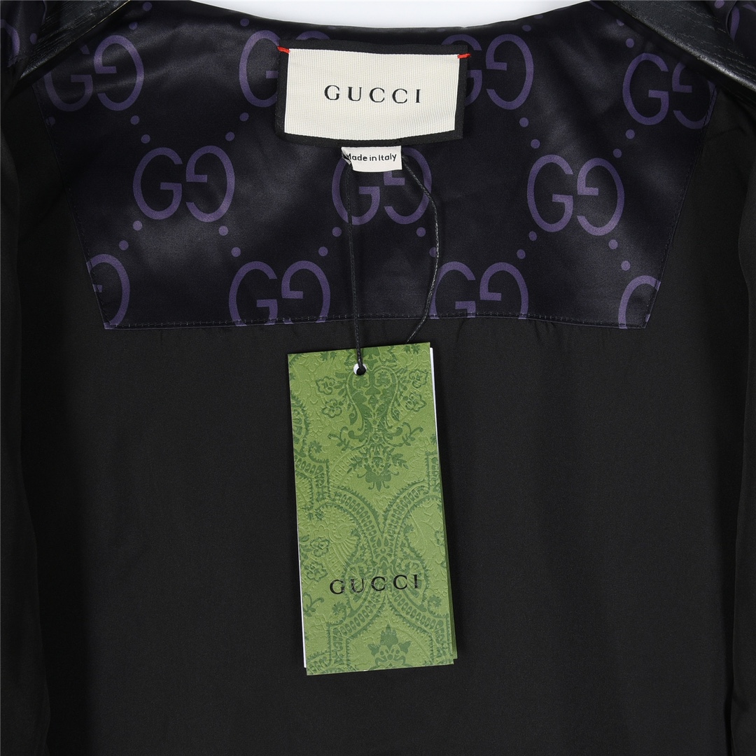 Gucci/古驰 24Fw 满印提花双G梭织连帽外套 这款夹克采用蓝色平纹尼龙材质