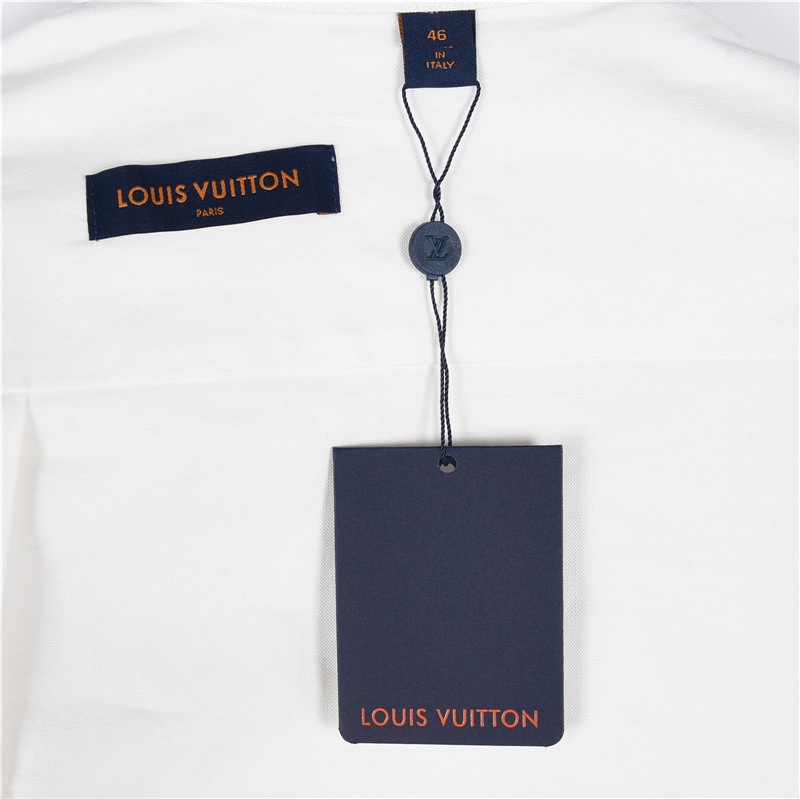 LouisVuitton/路易威登刺绣棉质长袖衬衫 本款棉质衬衫于胸袋点缀 LV Lovers 刺绣