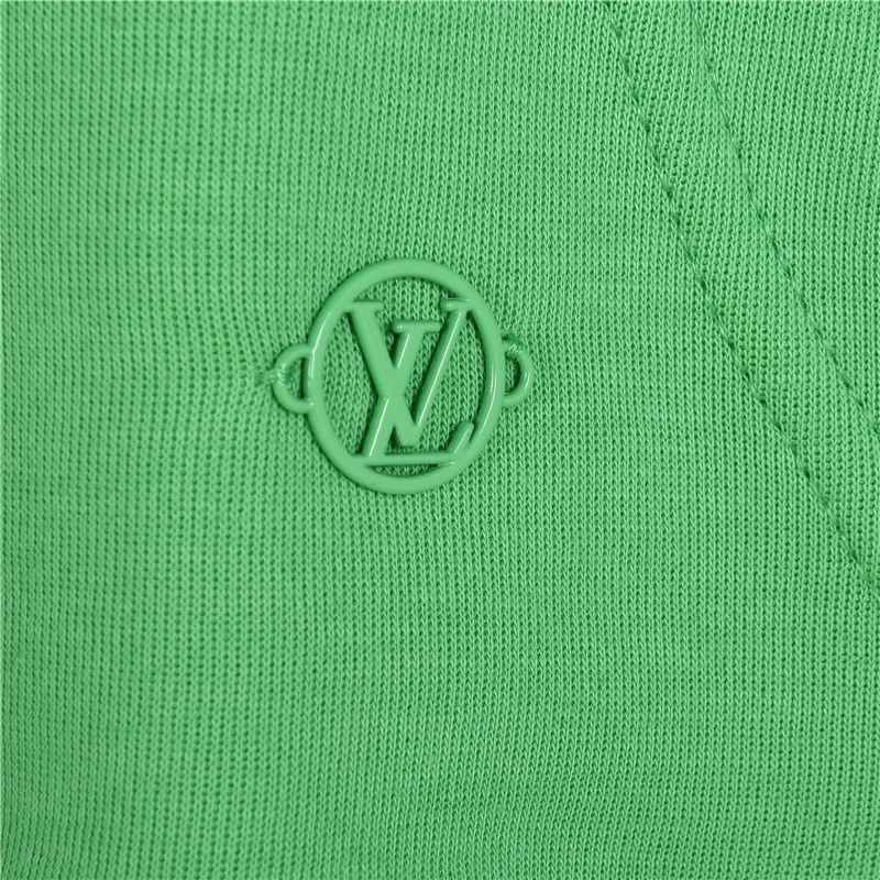 (支持放店) LouisVuitton/路易威登五金花卉连帽卫衣 男女同款全新美学灵感趣味设计,渠道性质精品.让整体造型设计更加优雅时尚,今夏最火系列,无数明星潮人追捧.裁剪工艺细节处理工整为玩味时尚增添色彩!工整细致,合身的版型构造更是独具匠心,上身不仅有着出彩的辨识度更是减龄青春.一款穿着意义还有穿搭性能都很极致的款式,绚丽的色系调配,此款的工艺必然也是极致非凡,上身的舒适度绝对足够的强大,也是奢品本质的一种彰显!柔软轻薄,触感更是极端撩人,透气性能十分之强大,尤为适合春夏季节的穿搭所需,妥妥的穿着享受,并且各处的细节以及织带的工艺都是尽善尽美,更显高级感! 颜色:黑色、白色、绿色