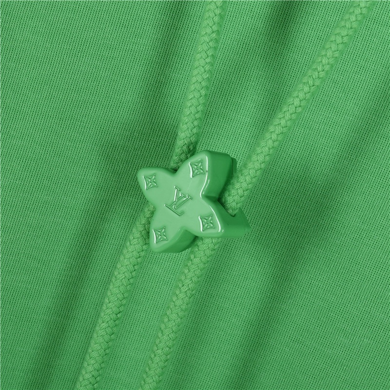 (支持放店) LouisVuitton/路易威登五金花卉连帽卫衣 男女同款全新美学灵感趣味设计,渠道性质精品.让整体造型设计更加优雅时尚,今夏最火系列,无数明星潮人追捧.裁剪工艺细节处理工整为玩味时尚增添色彩!工整细致,合身的版型构造更是独具匠心,上身不仅有着出彩的辨识度更是减龄青春.一款穿着意义还有穿搭性能都很极致的款式,绚丽的色系调配,此款的工艺必然也是极致非凡,上身的舒适度绝对足够的强大,也是奢品本质的一种彰显!柔软轻薄,触感更是极端撩人,透气性能十分之强大,尤为适合春夏季节的穿搭所需,妥妥的穿着享受,并且各处的细节以及织带的工艺都是尽善尽美,更显高级感! 颜色:黑色、白色、绿色