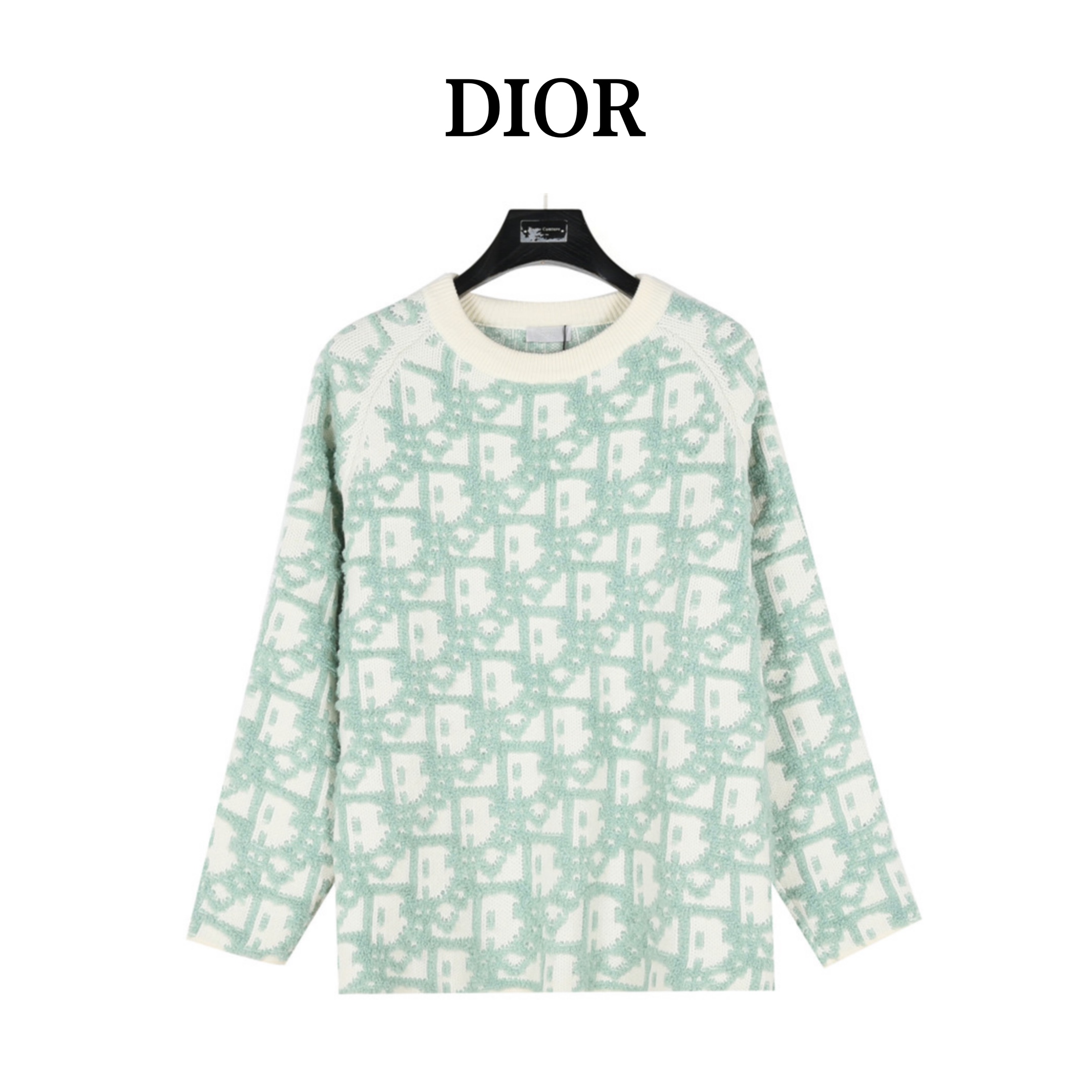 本地自取💰360(支持放店)
Dior/迪奥 24Fw 重工满幅CD提花袖肩斜拉链毛衣
重磅上线,周杰伦演唱会哭泣落泪同款毛衣。
白色绵羊毛混纺面料 Oblique 印花这款针织衫以时髦的设计重新演绎 Dior 的经典标识。
采用白色浅绿色绵羊毛混纺面料精心制作,通体饰以经典的 Oblique 印花提升格调。
衣袖采用拉链开合装饰,彰显时尚风格,而罗纹圆领则增添了对比鲜明的质感。
可搭配牛仔裤,打造生动的休闲造型。
通体饰以 Oblique 印花
衣袖饰以拉链开合
对比鲜明的罗纹圆领
69% 绵羊毛,28% 棉,3% 聚酯纤维*
颜色:蓝色,浅绿色
size:S-L