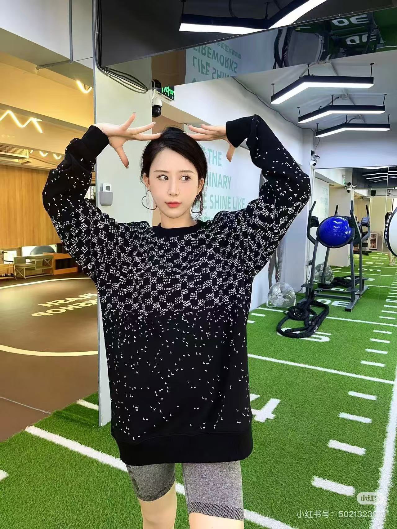 Louis Vuitton/路易威登 25Fw 渐变小飞机印花圆领卫衣 上身效果#