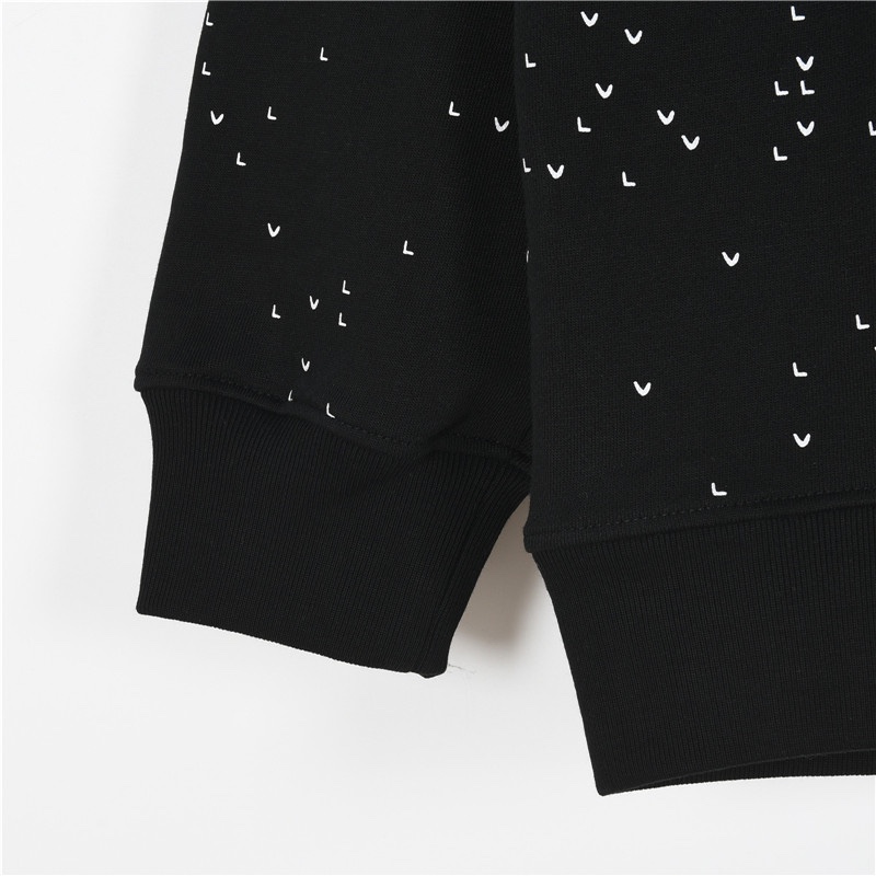 本地自取💰220(支持放店)
Louis Vuitton/路易威登 25Fw 渐变小飞机印花圆领卫衣
420克重纯棉面料毛圈底定制32支2*2螺纹 成衣两遍水洗处理 面料舒适亲肤无异感
定制定染面料 纺织密度高 垂感佳 不易变形 厚织感加上紧密纺纱工艺
不会影响卫衣的透气性 成色的饱和度很高
日本进口印花机喷绘而成 定制1:1辅料 特殊螺纹 宽松版型,
超级百搭好看的一款卫衣 男女同款
颜色:白色,黑色
Size :XS-L