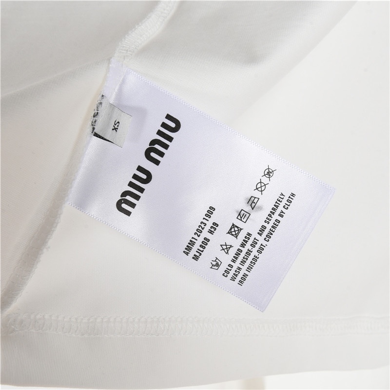Miumiu/缪缪 24Fw 重工logo压胶贴布压胶图案长袖T恤-Chinese UA Cheap High Quatity Brand Clothes Bags handbags Sneakers wholesale wholesaler seller from China Factory suppliers Fashion Clothing Shoes best Quality Beautiful Price Miumiu/缪缪 24Fw 重工logo压胶贴布压胶图案长袖T恤