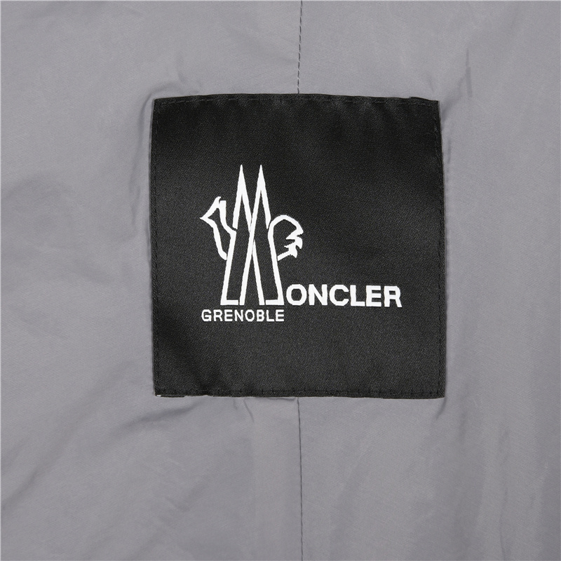 Moncler/蒙口胸前字母印花轻薄外套