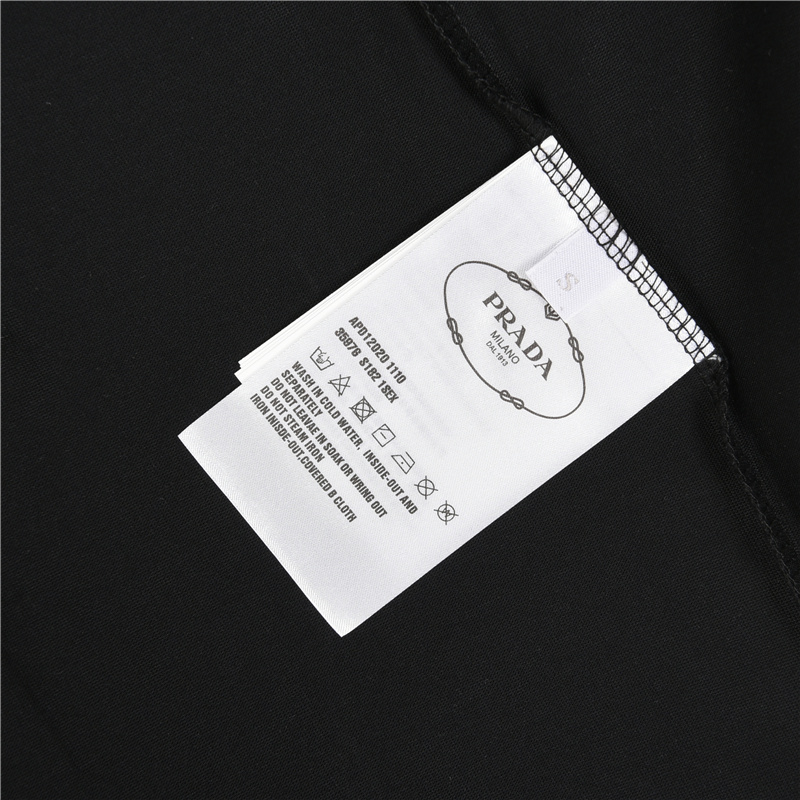 Prada/普拉达 胸前三角标后摆字母短袖