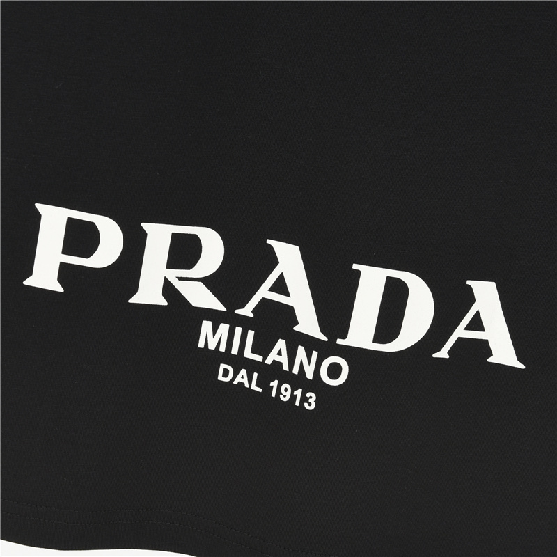 Prada/普拉达 胸前三角标后摆字母短袖