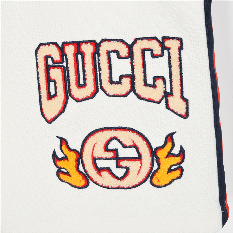 Gucci/古驰 火焰标识毛巾绣字母短裤 全新美学灵感趣味设计 渠道性质精品。让整体造型设计更加优雅时尚 今夏最火系列 无数明星潮人追捧。裁剪工艺细节处理工整为玩味时尚增添色彩!工整细致 合身的版型构造更是独具匠心 上身不仅有着出彩的辨识度更是减龄青春。一款穿着意义还有穿搭性能都很极致的款式 绚丽的色系调配 此款的工艺必然也是极致非凡 上身的舒适度绝对足够的强大 也是奢品本质的一种彰显！柔软轻薄 触感更是极端撩人 透气性能十分之强大 尤为适合春夏季节的穿搭所需 妥妥的穿着享受 并且各处的细节以及织带的工艺都是尽善尽美 更显高级感！ 颜色：黑色、白色、藏青 Size：S-XL