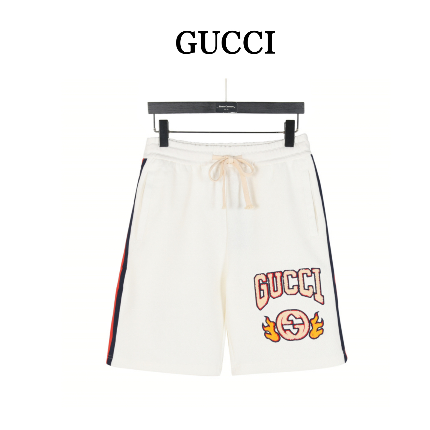 Gucci/古驰 火焰标识毛巾绣字母短裤 全新美学灵感趣味设计 渠道性质精品。让整体造型设计更加优雅时尚 今夏最火系列 无数明星潮人追捧。裁剪工艺细节处理工整为玩味时尚增添色彩!工整细致 合身的版型构造更是独具匠心 上身不仅有着出彩的辨识度更是减龄青春。一款穿着意义还有穿搭性能都很极致的款式 绚丽的色系调配 此款的工艺必然也是极致非凡 上身的舒适度绝对足够的强大 也是奢品本质的一种彰显！柔软轻薄 触感更是极端撩人 透气性能十分之强大 尤为适合春夏季节的穿搭所需 妥妥的穿着享受 并且各处的细节以及织带的工艺都是尽善尽美 更显高级感！ 颜色：黑色、白色、藏青 Size：S-XL