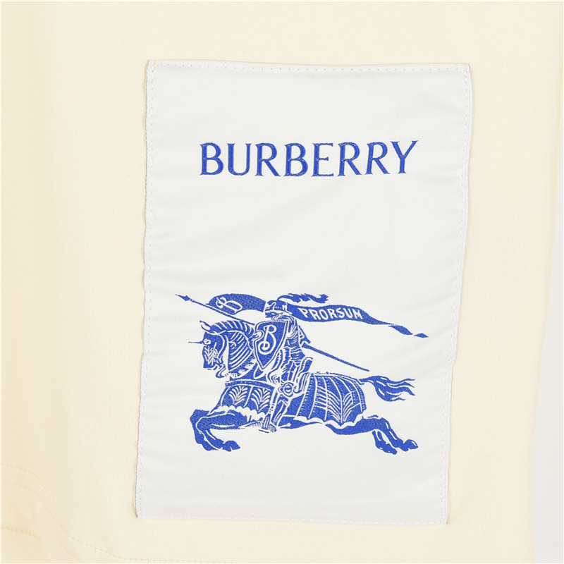 Burberry 巴宝莉 25ss 下摆白色战马贴布短袖-Chinese UA Cheap High Quatity Brand Clothes Bags handbags Sneakers wholesale wholesaler seller from China Factory suppliers Fashion Clothing Shoes best Quality Beautiful Price Burberry 巴宝莉 25ss 下摆白色战马贴布短袖