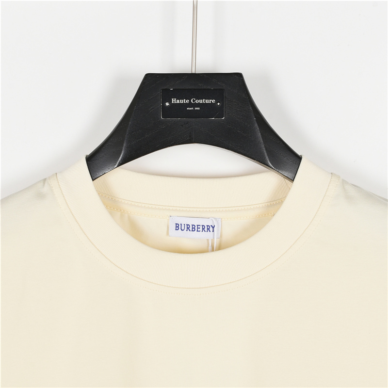 Burberry 巴宝莉 25ss 下摆白色战马贴布短袖-Chinese UA Cheap High Quatity Brand Clothes Bags handbags Sneakers wholesale wholesaler seller from China Factory suppliers Fashion Clothing Shoes best Quality Beautiful Price Burberry 巴宝莉 25ss 下摆白色战马贴布短袖