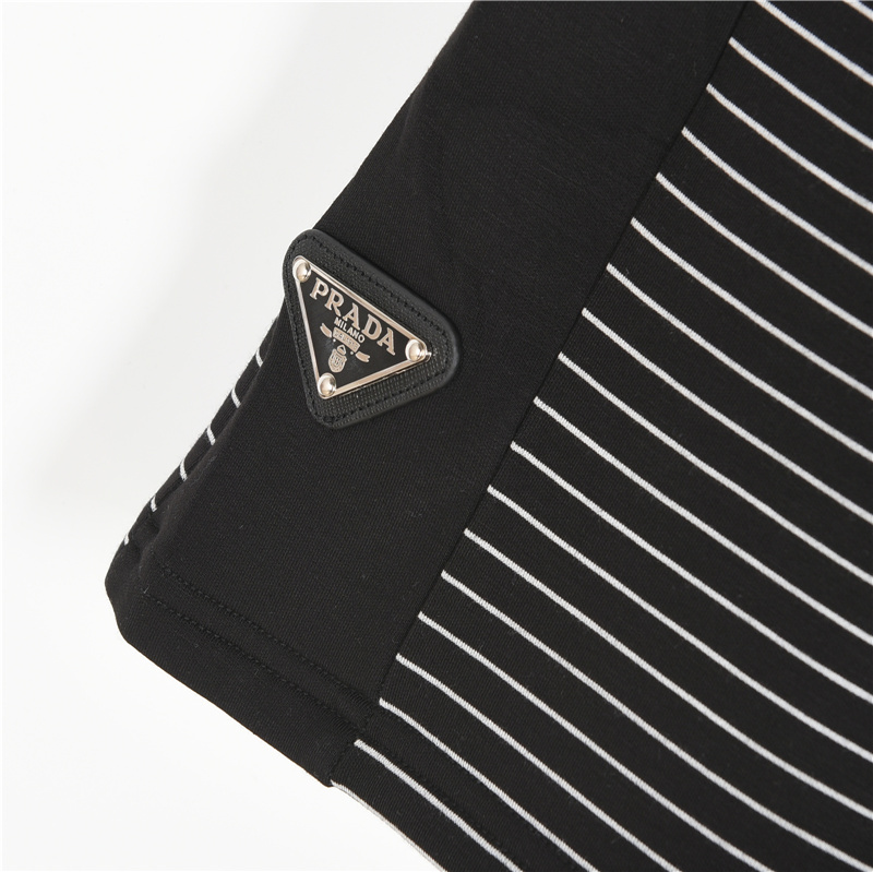 Prada/普拉达 侧边三角标条纹短裤 灰色