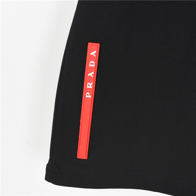 Prada/普拉达 胸前三角标后下摆红条短袖 黑色白色