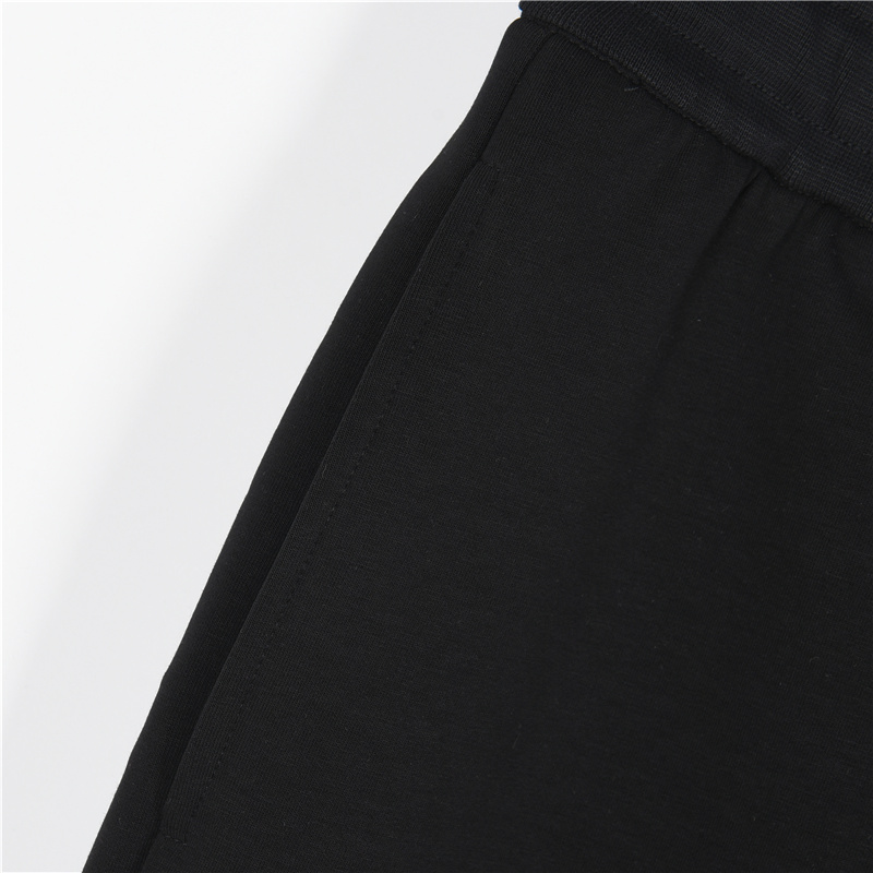 Prada /普拉达 25ss 太空棉下摆斜三角口袋拉链短裤