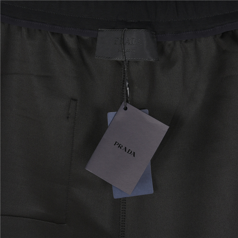Prada /普拉达 25ss 太空棉下摆斜三角口袋拉链短裤