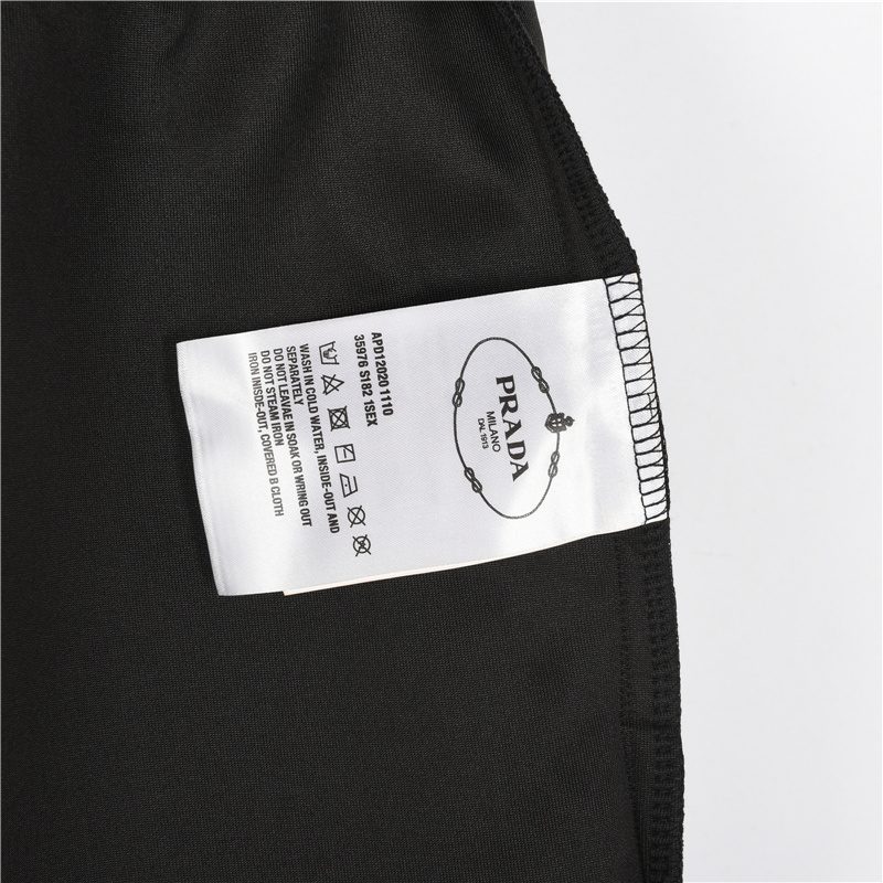 Prada /普拉达 25ss 太空棉下摆斜三角口袋拉链短裤