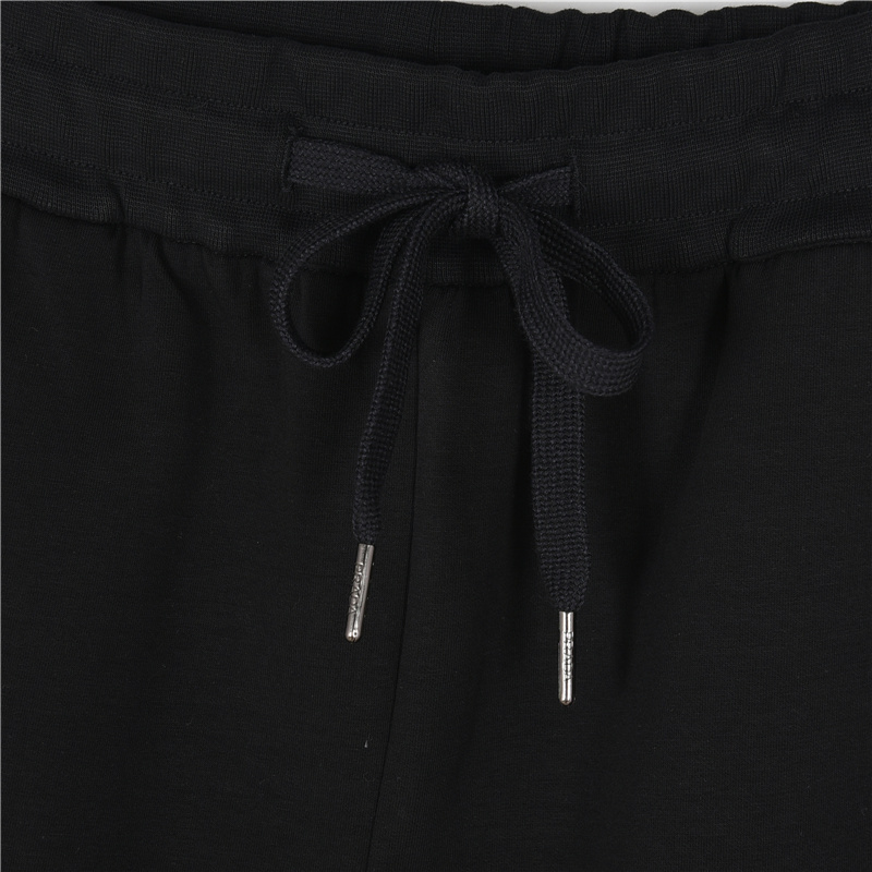 Prada /普拉达 25ss 太空棉下摆斜三角口袋拉链短裤